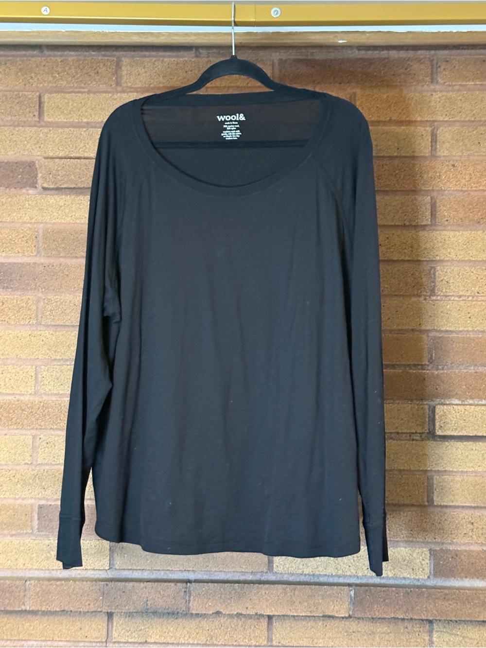 Wool& Black Long Sleeve Scoop Neck Long Sleeve Tee